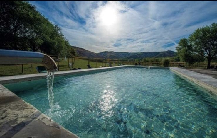 Thermal pool with a fountain spout